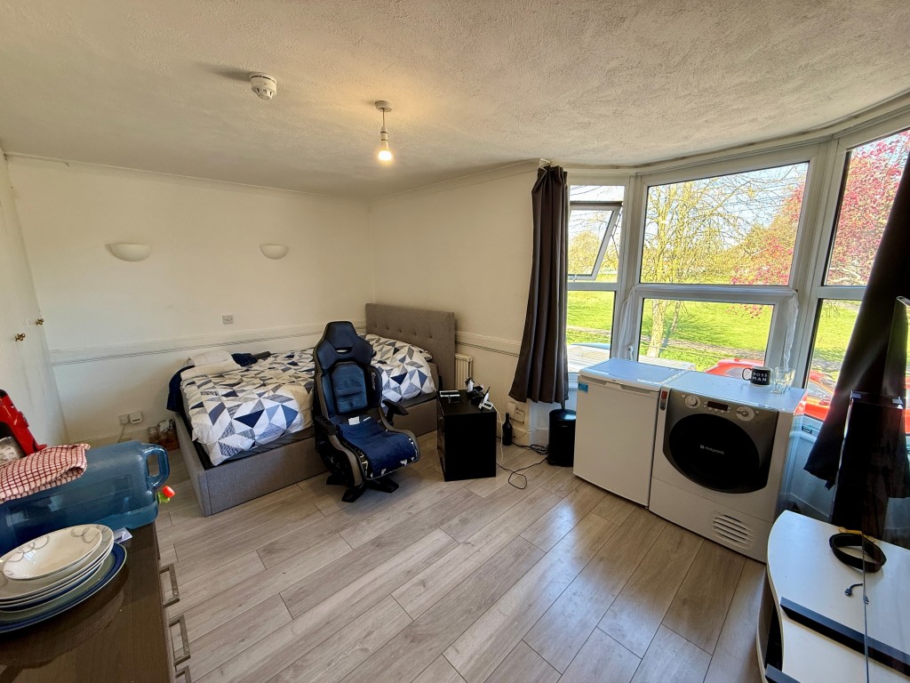 Lot: 43 - HOUSE OF MULTIPLE OCCUPANCY FOR INVESTMENT - Bedroom three